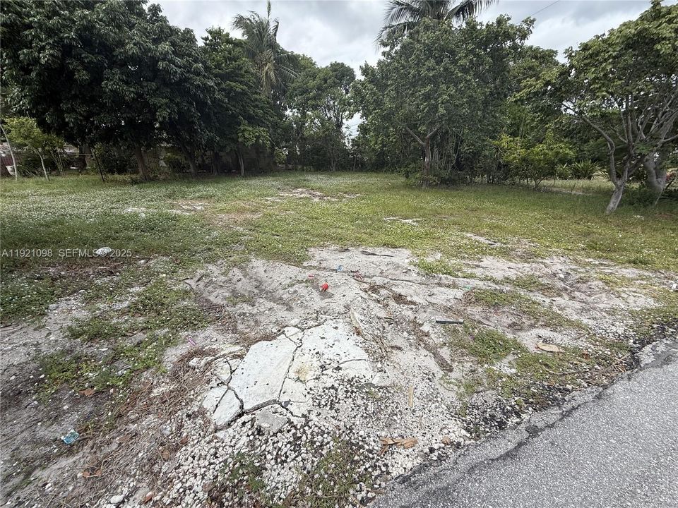 待售: $425,000 (0.27 acres)