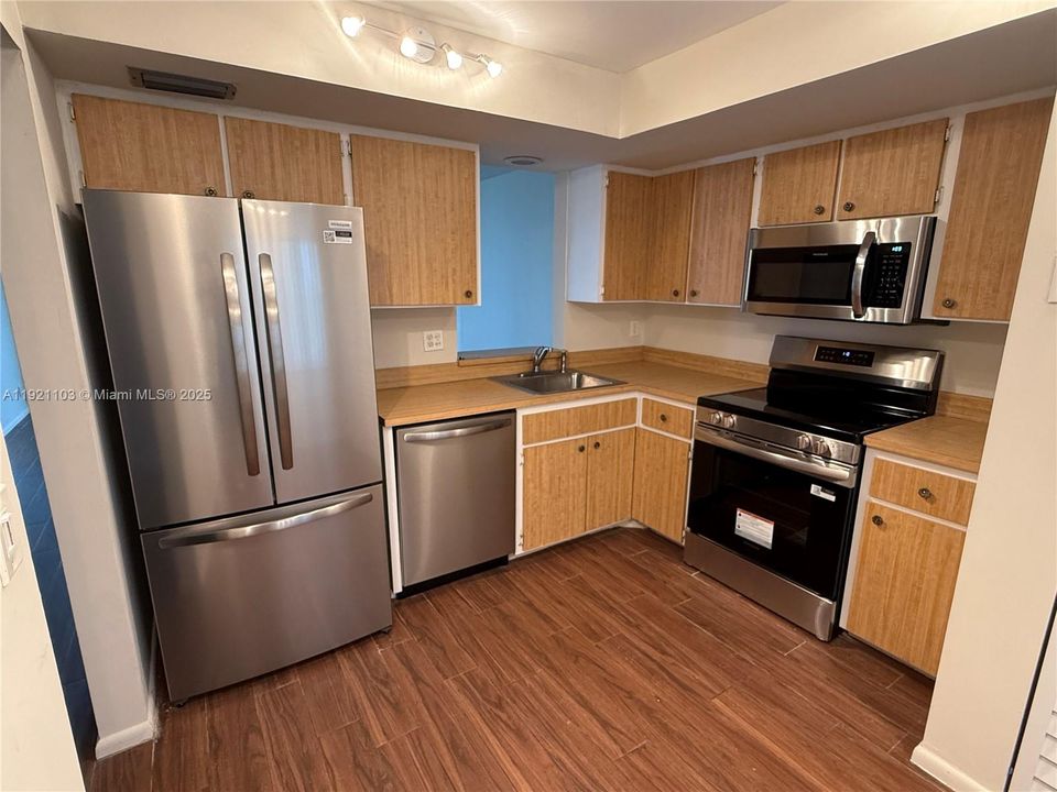 На продажу: $168,000 (2 спален, 2 ванн, 1000 Квадратных фут)