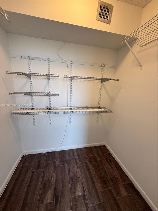 На продажу: $168,000 (2 спален, 2 ванн, 1000 Квадратных фут)