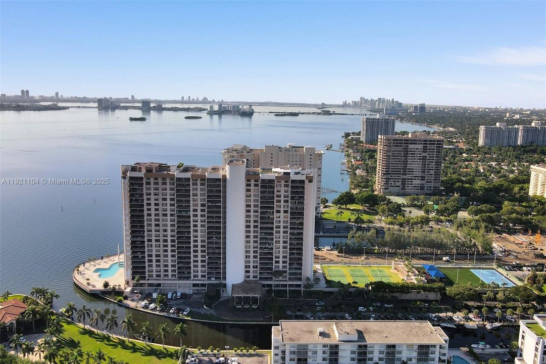 For Sale: $459,000 (2 beds, 3 baths, 1950 Square Feet)