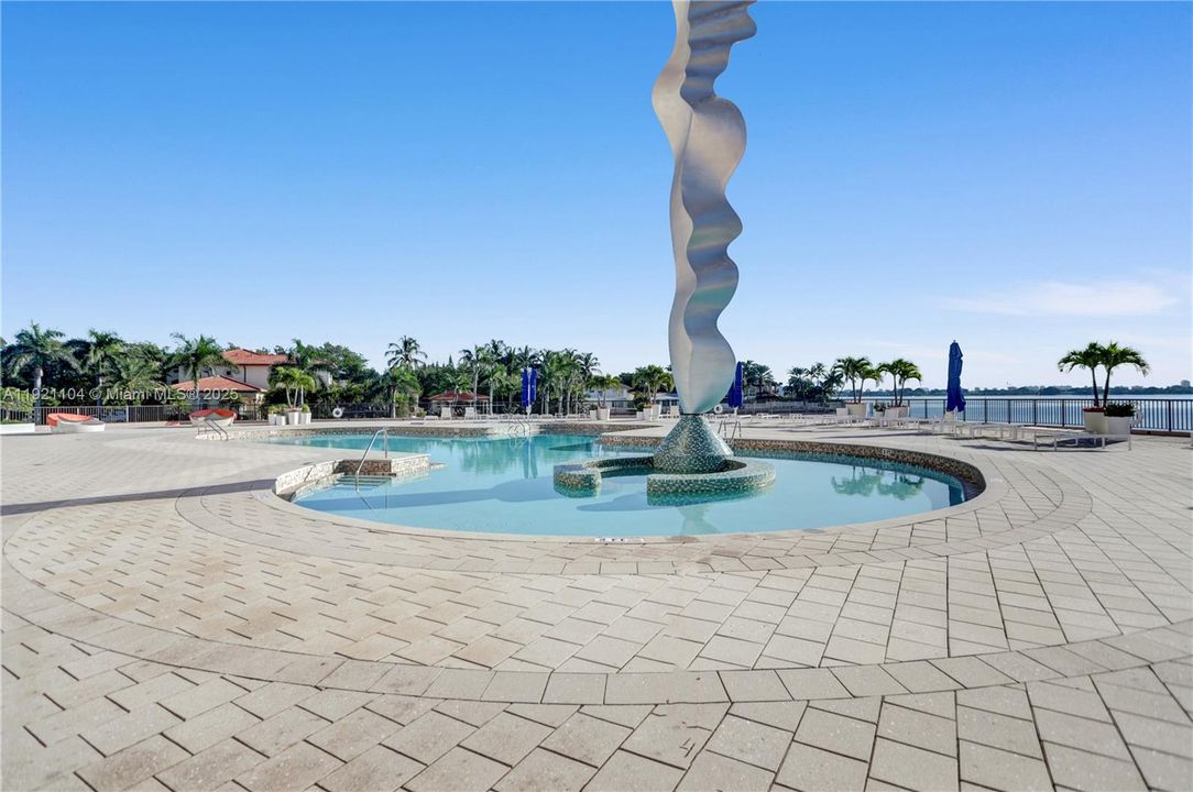 For Sale: $459,000 (2 beds, 3 baths, 1950 Square Feet)