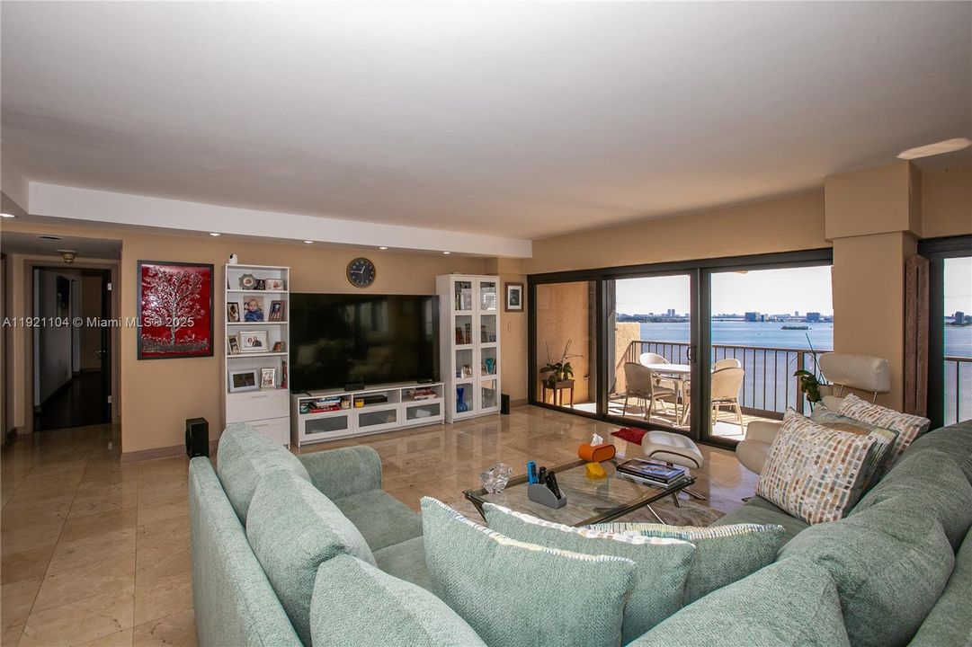 For Sale: $459,000 (2 beds, 3 baths, 1950 Square Feet)