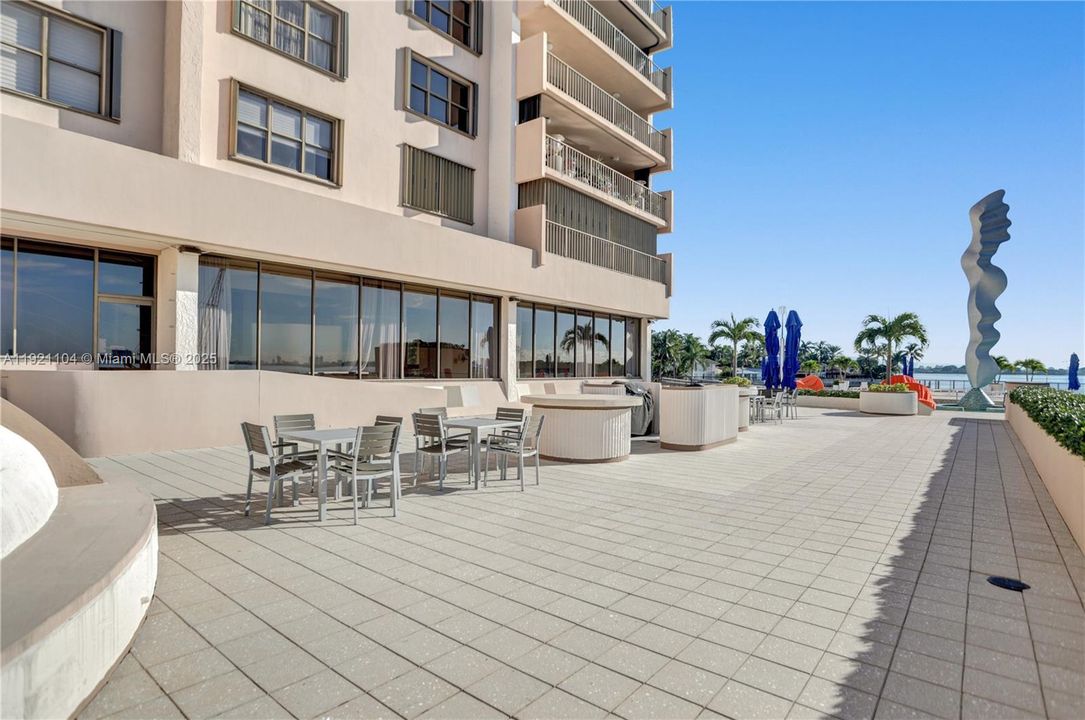 For Sale: $459,000 (2 beds, 3 baths, 1950 Square Feet)