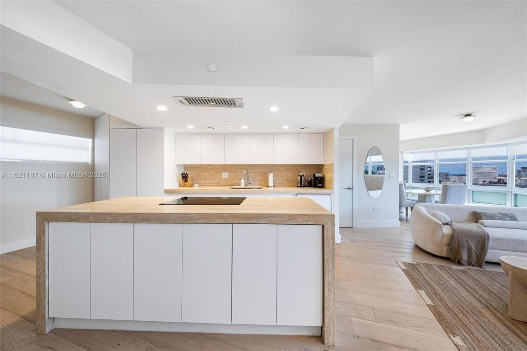 For Rent: $4,600 (2 beds, 2 baths, 940 Square Feet)