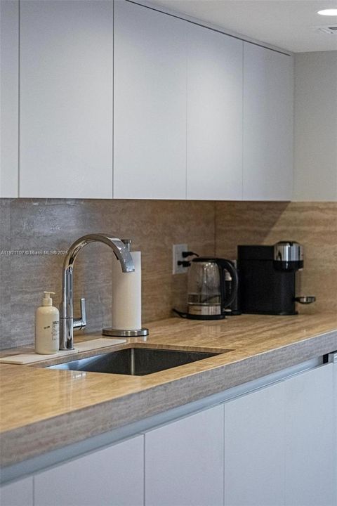 For Rent: $4,600 (2 beds, 2 baths, 940 Square Feet)