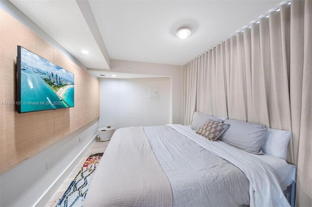 For Rent: $4,600 (2 beds, 2 baths, 940 Square Feet)