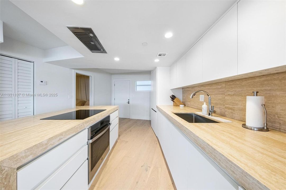 For Rent: $4,600 (2 beds, 2 baths, 940 Square Feet)