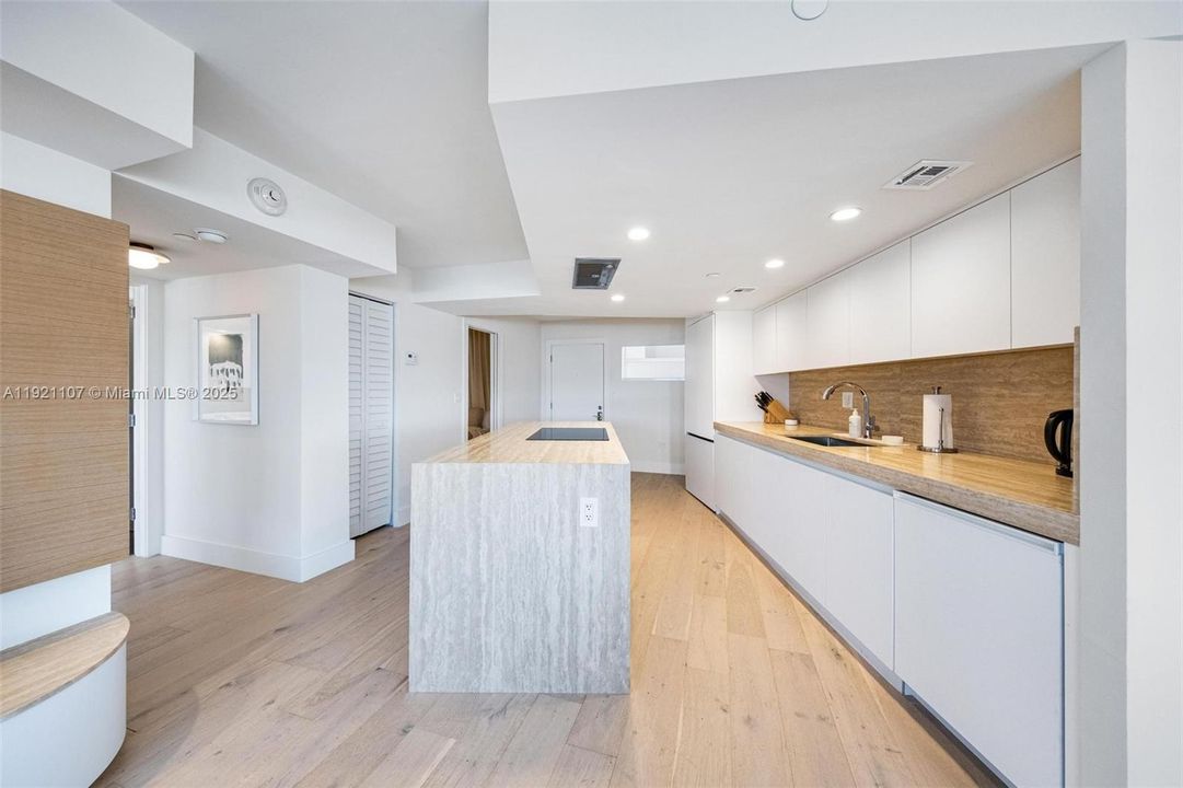 For Rent: $4,600 (2 beds, 2 baths, 940 Square Feet)