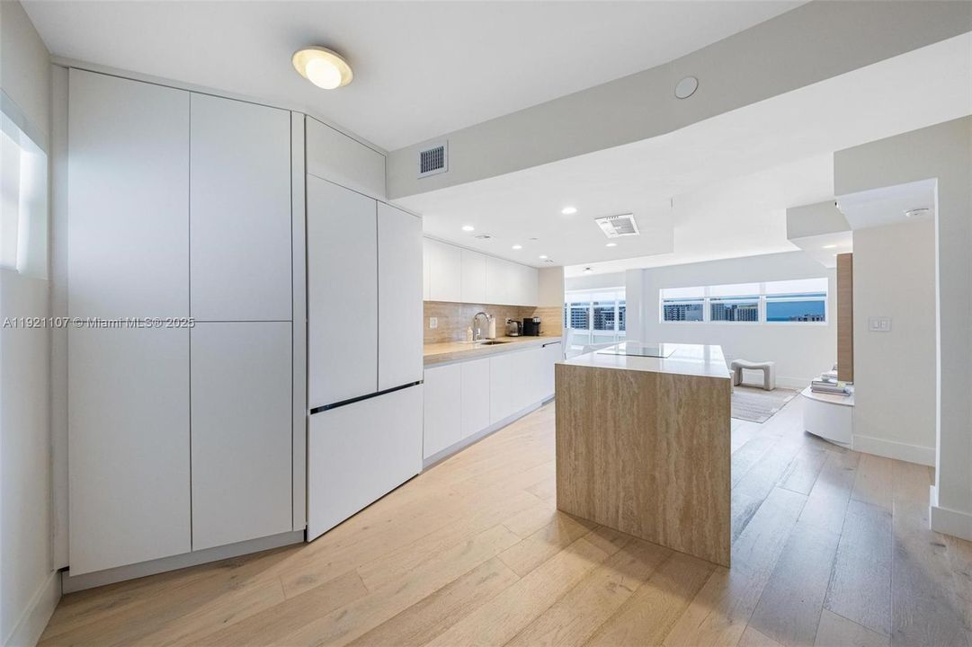 For Rent: $4,600 (2 beds, 2 baths, 940 Square Feet)