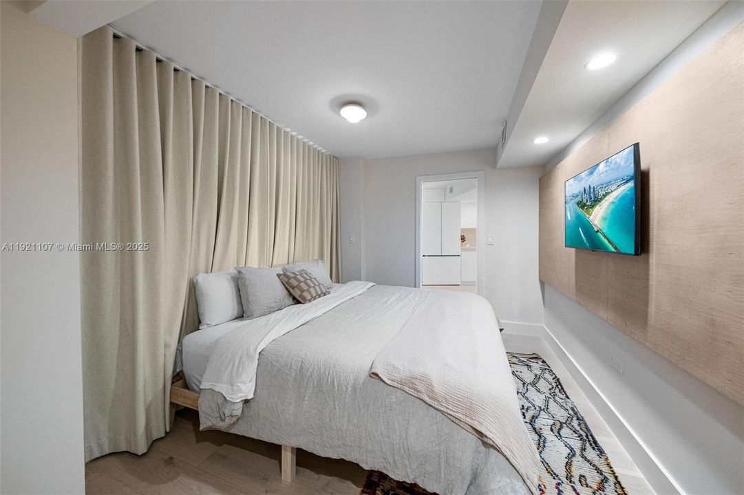 For Rent: $4,600 (2 beds, 2 baths, 940 Square Feet)