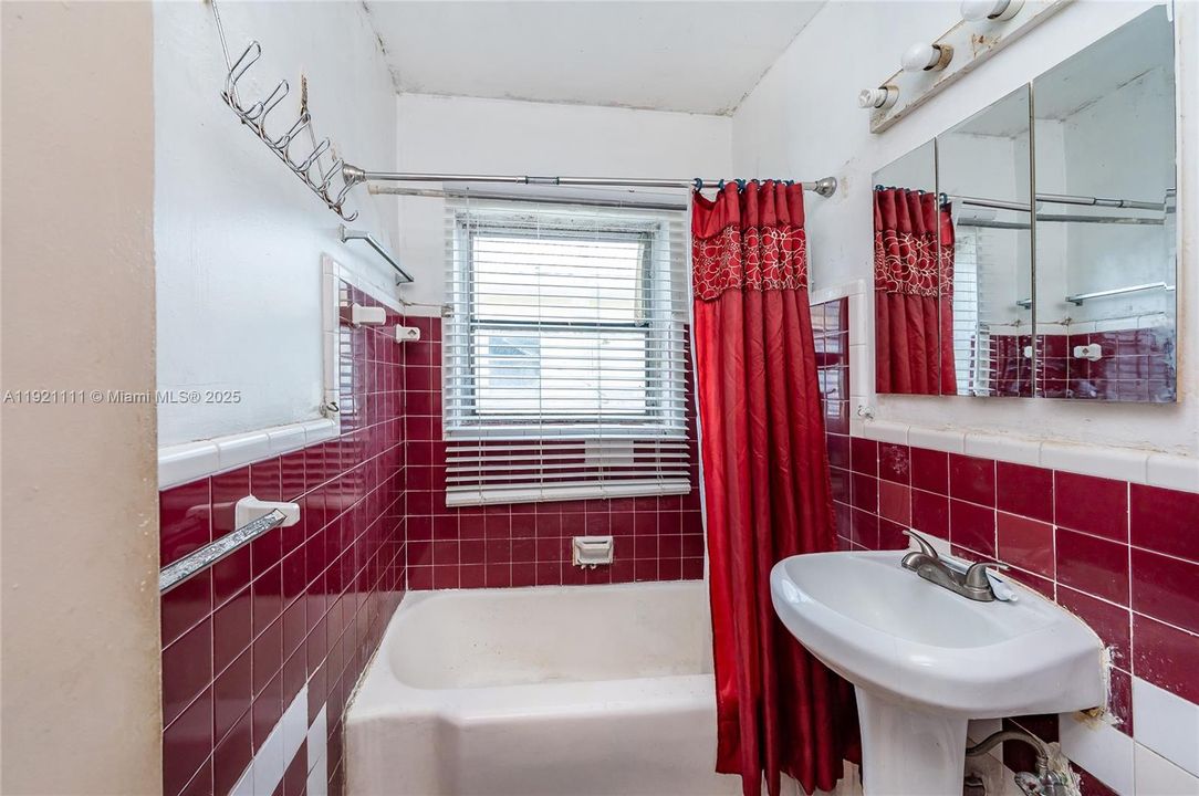 На продажу: $300,000 (2 спален, 1 ванн, 1021 Квадратных фут)