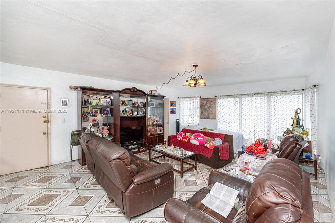 На продажу: $300,000 (2 спален, 1 ванн, 1021 Квадратных фут)