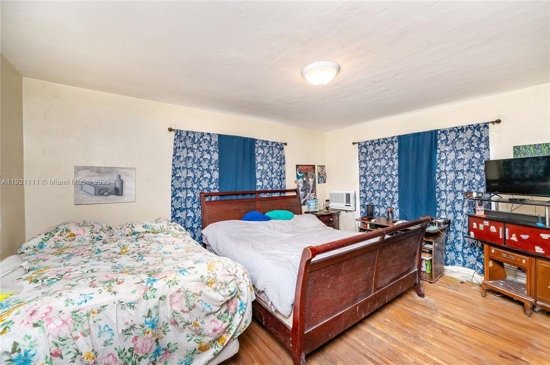 На продажу: $300,000 (2 спален, 1 ванн, 1021 Квадратных фут)