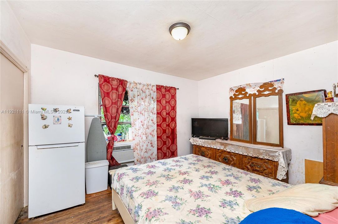 На продажу: $300,000 (2 спален, 1 ванн, 1021 Квадратных фут)