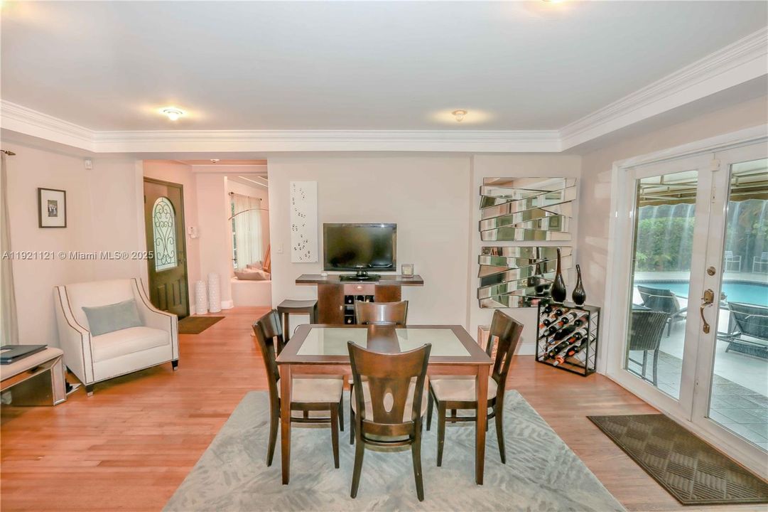 出租: $6,800 (3 贝兹, 3 浴室, 2008 平方英尺)