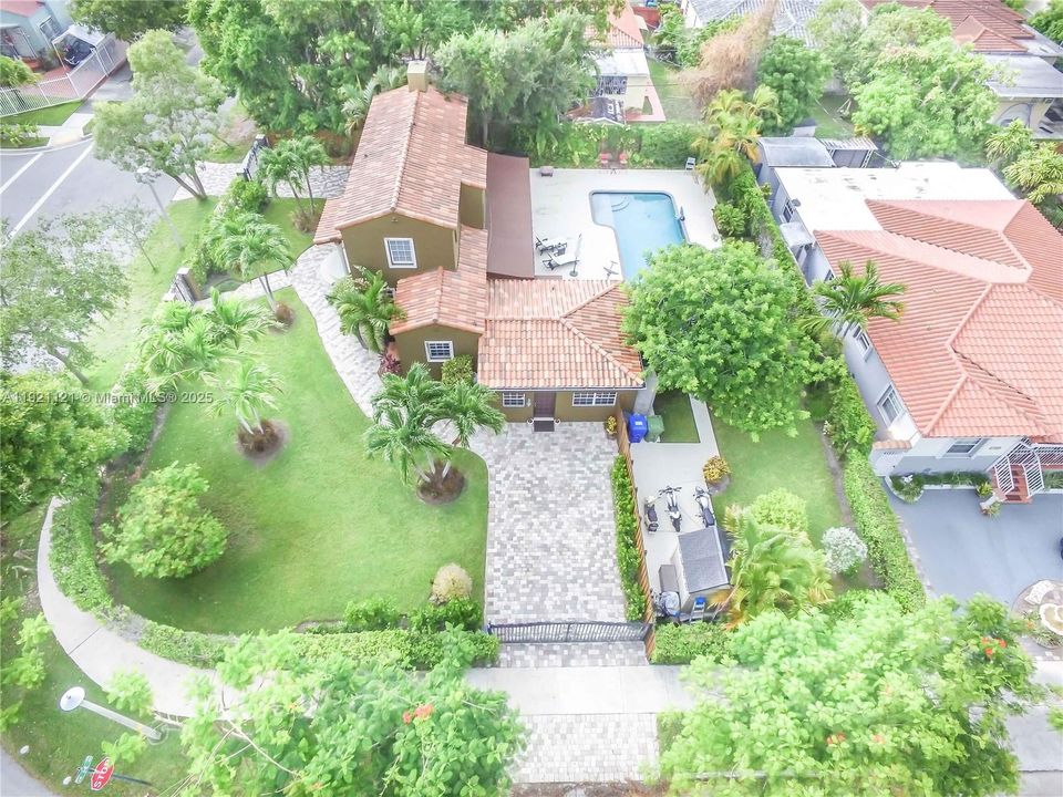 出租: $6,800 (3 贝兹, 3 浴室, 2008 平方英尺)