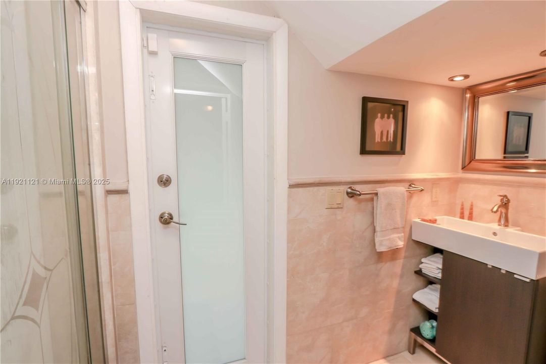 Downstair's full Cabana Bathroom