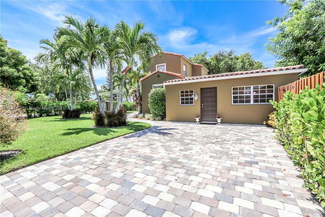 出租: $6,800 (3 贝兹, 3 浴室, 2008 平方英尺)