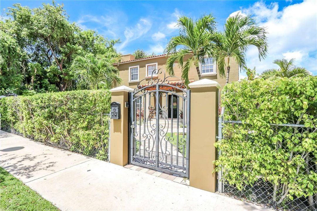 出租: $6,800 (3 贝兹, 3 浴室, 2008 平方英尺)