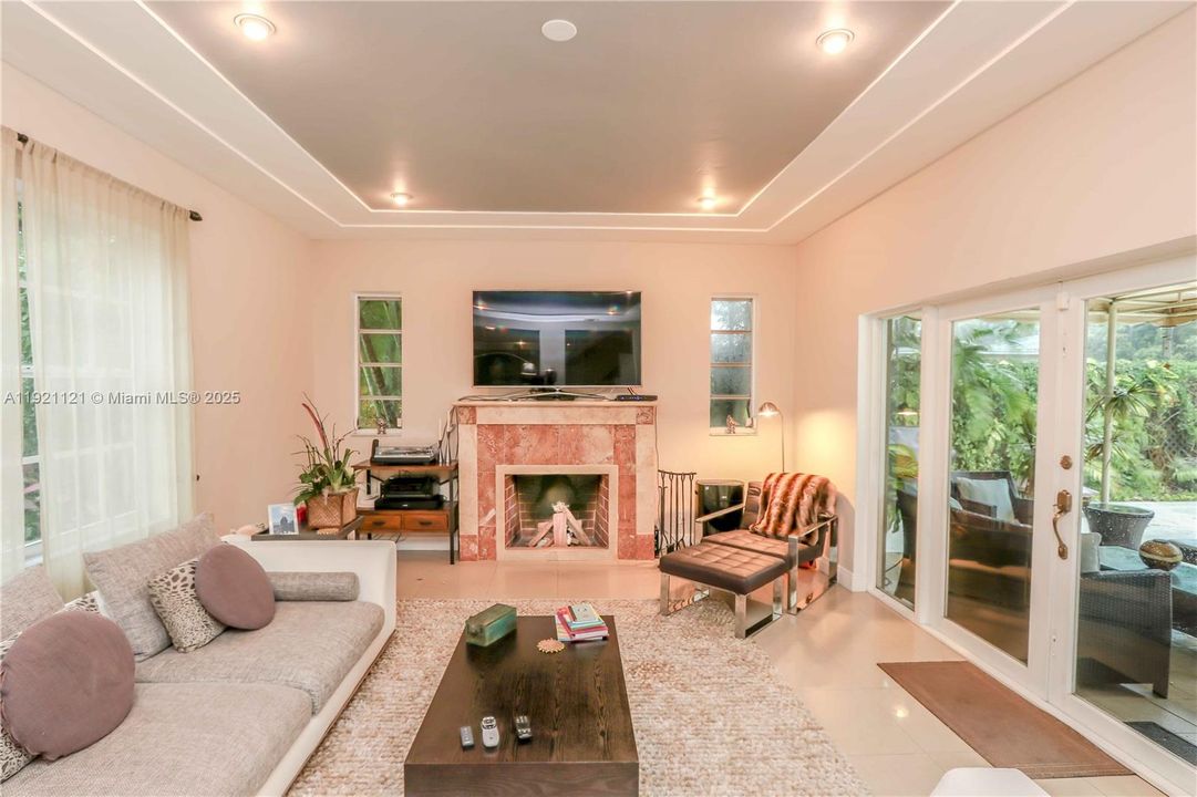 出租: $6,800 (3 贝兹, 3 浴室, 2008 平方英尺)