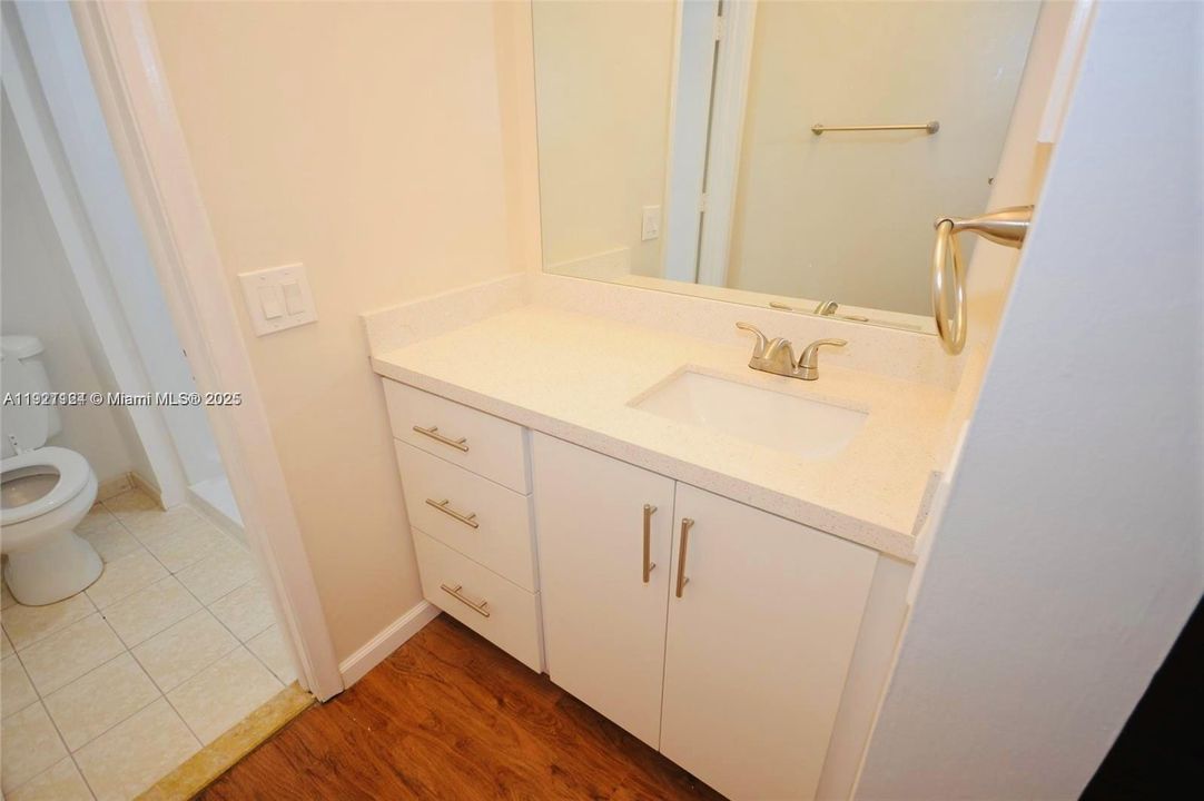 В аренду: $1,950 (2 спален, 2 ванн, 990 Квадратных фут)