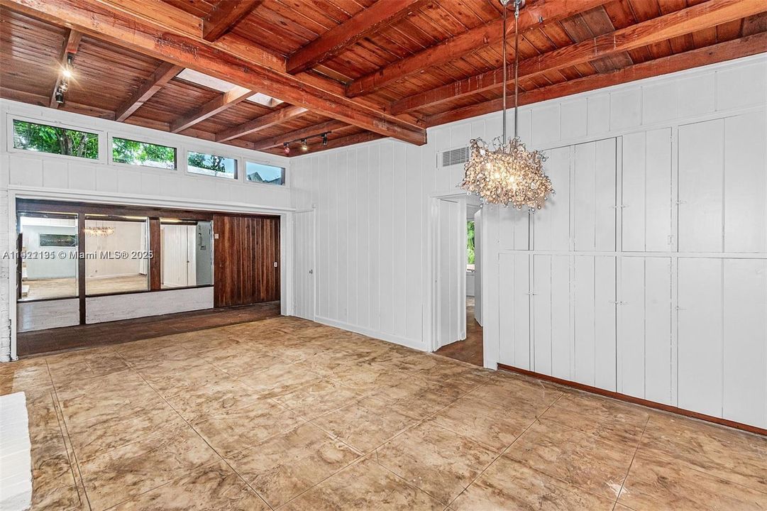 Под контрактом: $5,000 (3 спален, 2 ванн, 2096 Квадратных фут)