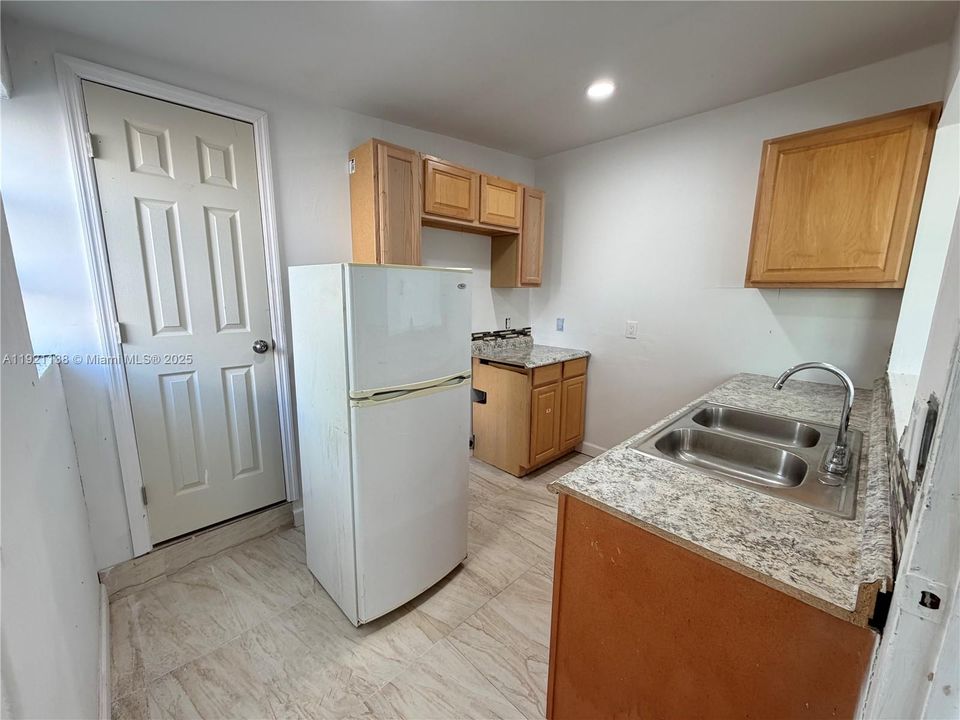 В аренду: $1,300 (0 спален, 1 ванн, 3562 Квадратных фут)