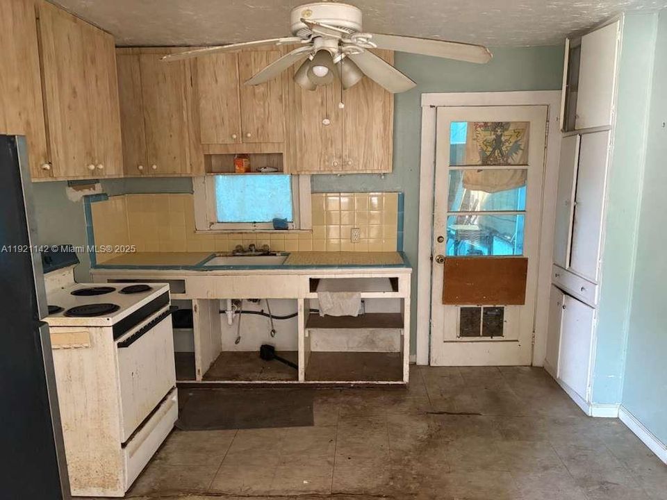 待售: $320,000 (2 贝兹, 1 浴室, 1182 平方英尺)