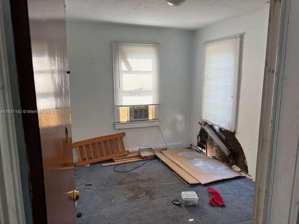 待售: $320,000 (2 贝兹, 1 浴室, 1182 平方英尺)