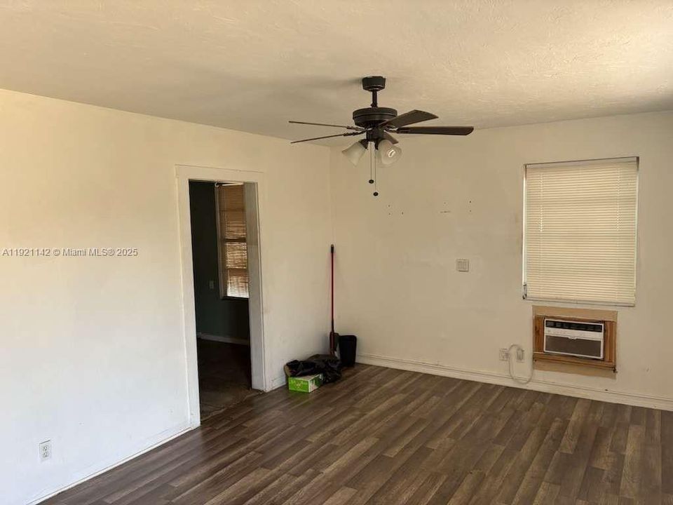 待售: $320,000 (2 贝兹, 1 浴室, 1182 平方英尺)