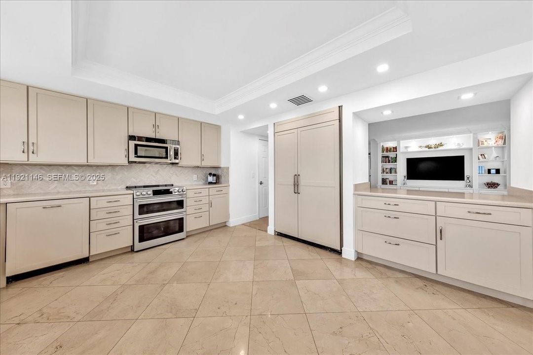 For Sale: $3,100,000 (3 beds, 2 baths, 1983 Square Feet)