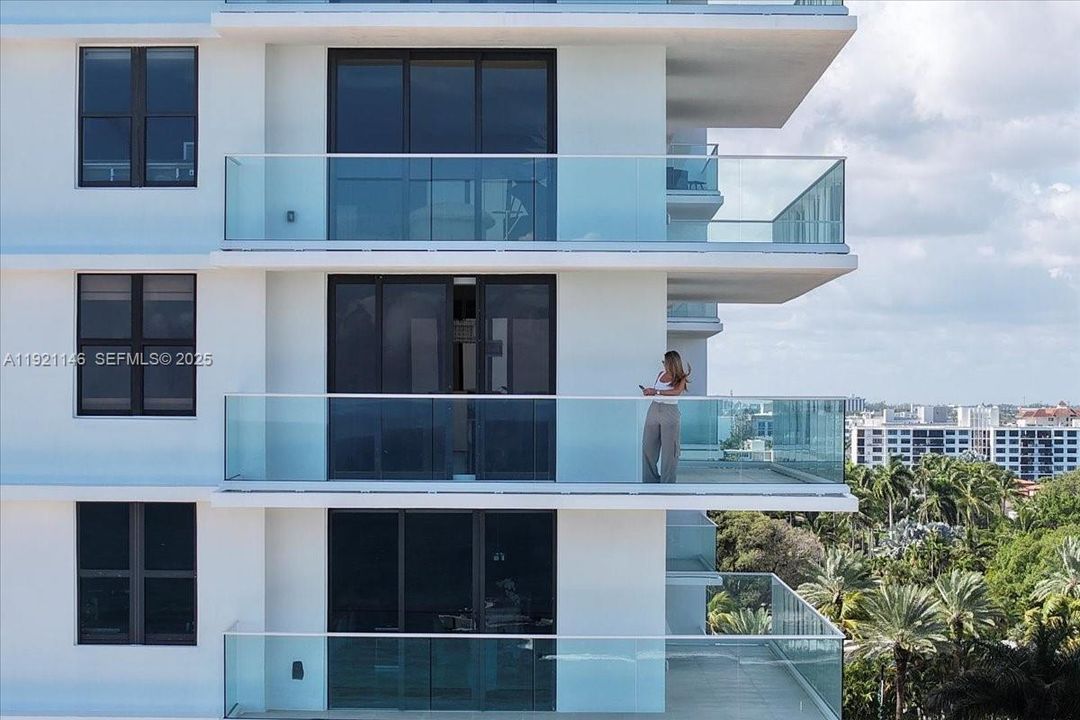 For Sale: $3,100,000 (3 beds, 2 baths, 1983 Square Feet)