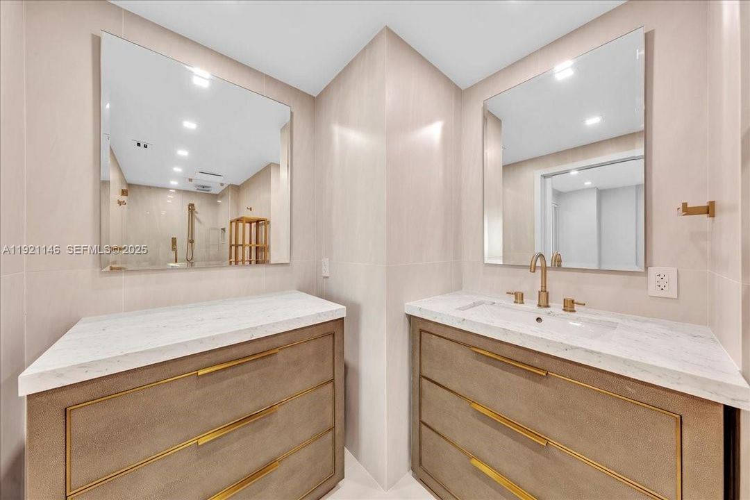 For Sale: $3,100,000 (3 beds, 2 baths, 1983 Square Feet)