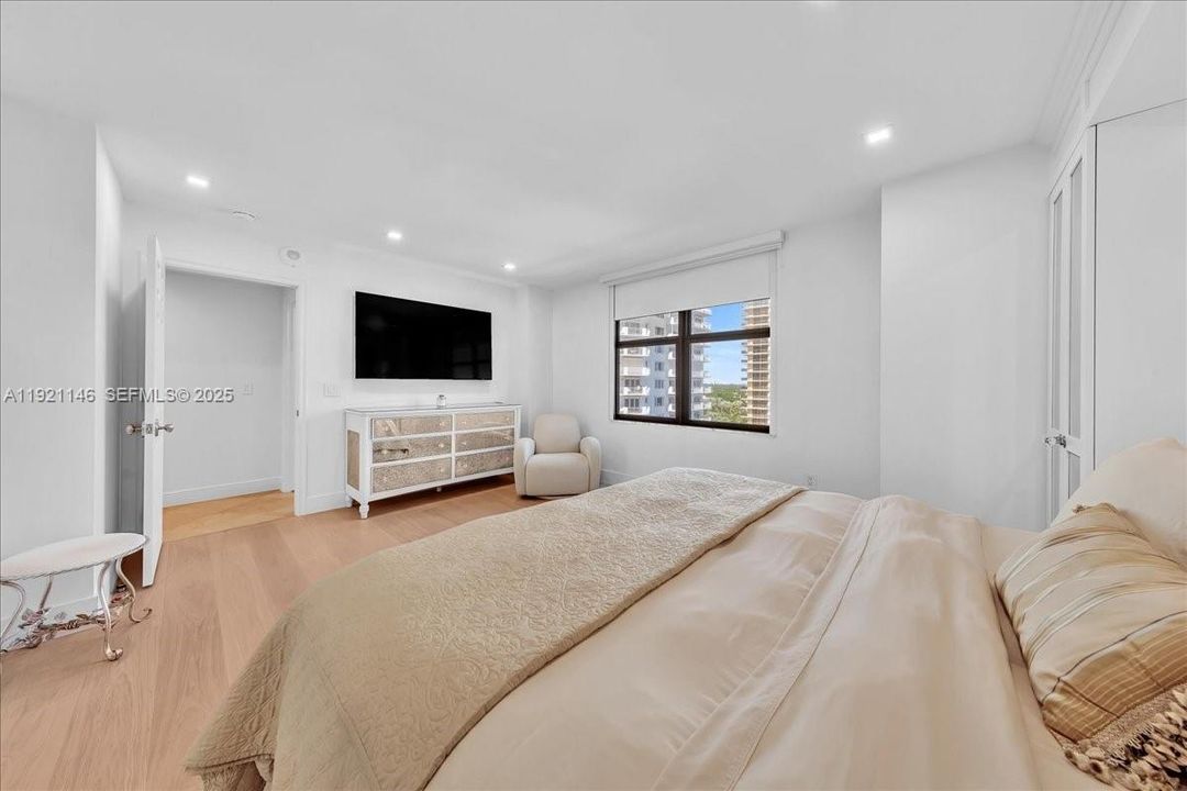 For Sale: $3,100,000 (3 beds, 2 baths, 1983 Square Feet)