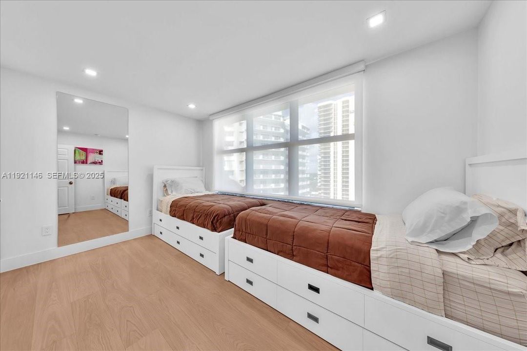 For Sale: $3,100,000 (3 beds, 2 baths, 1983 Square Feet)