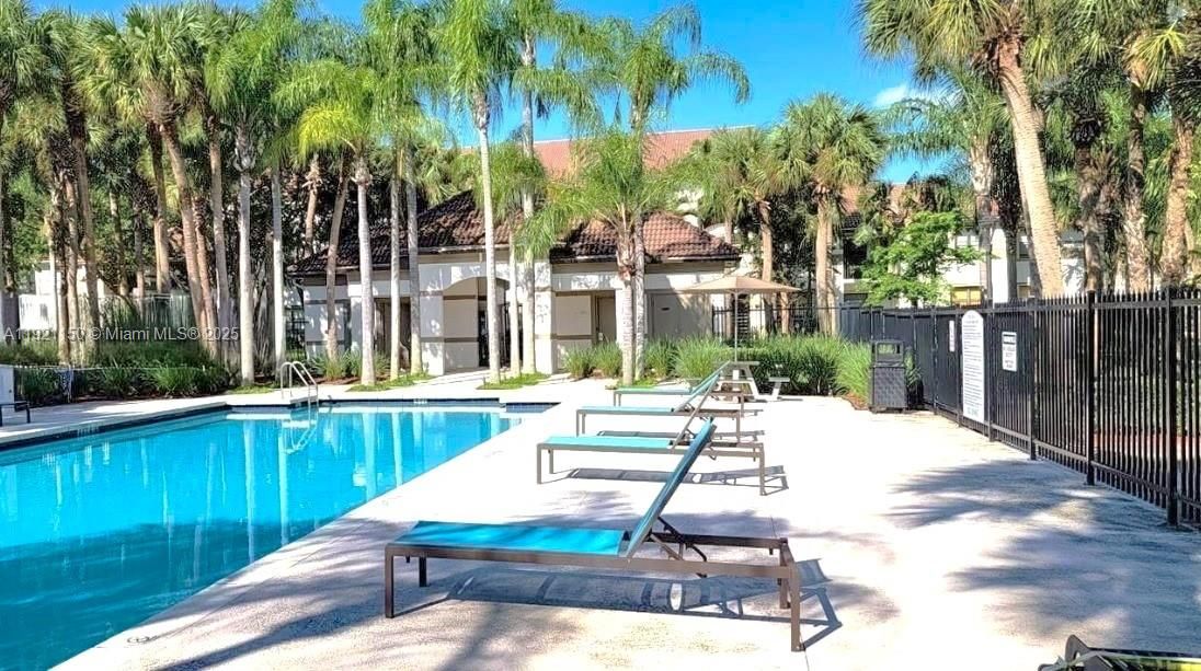 For Rent: $1,690 (1 beds, 1 baths, 841 Square Feet)