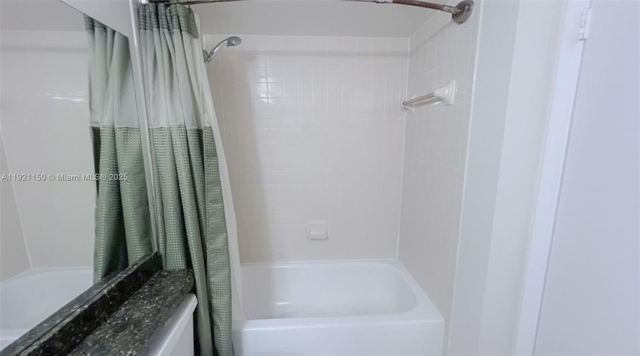 For Rent: $1,690 (1 beds, 1 baths, 841 Square Feet)