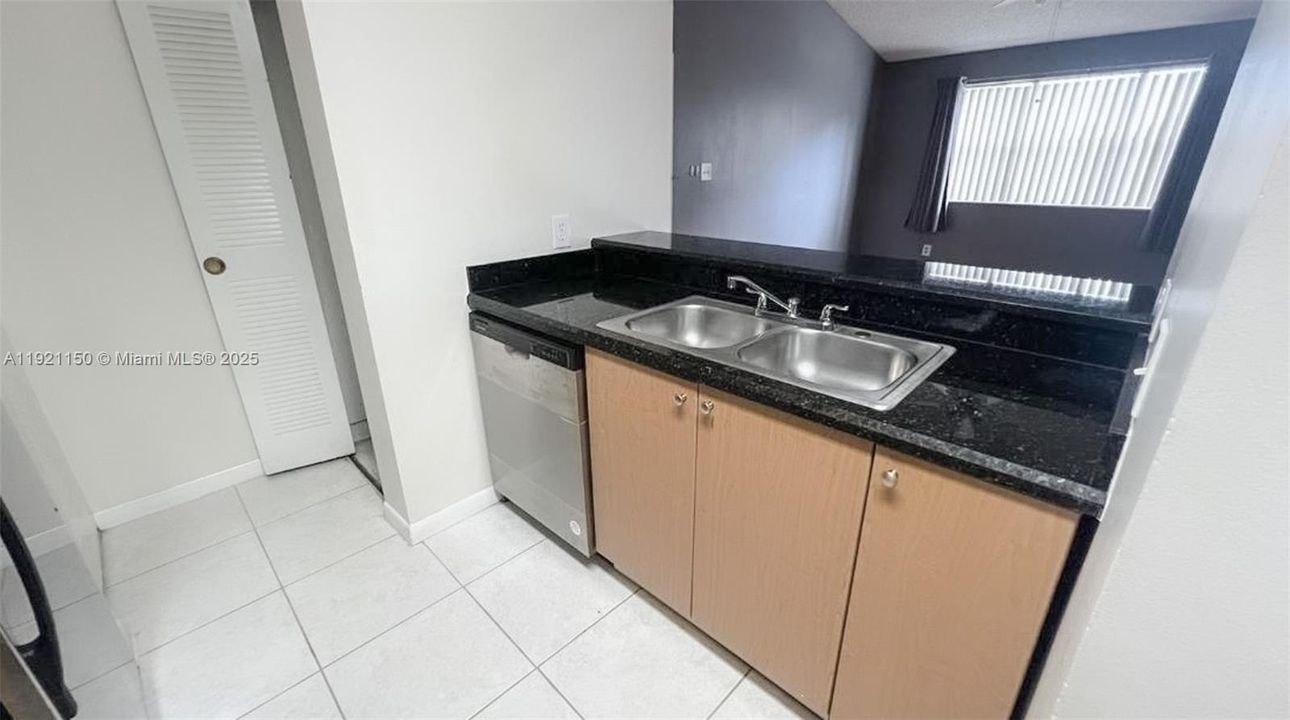 For Rent: $1,690 (1 beds, 1 baths, 841 Square Feet)