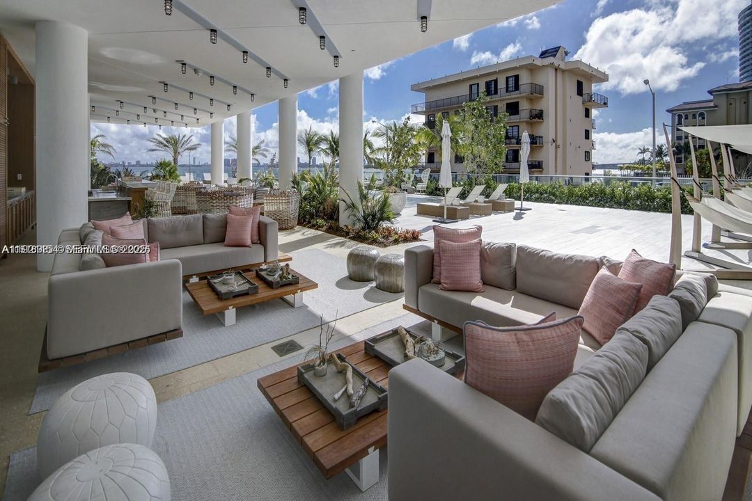 В аренду: $30,000 (5 спален, 5 ванн, 3633 Квадратных фут)