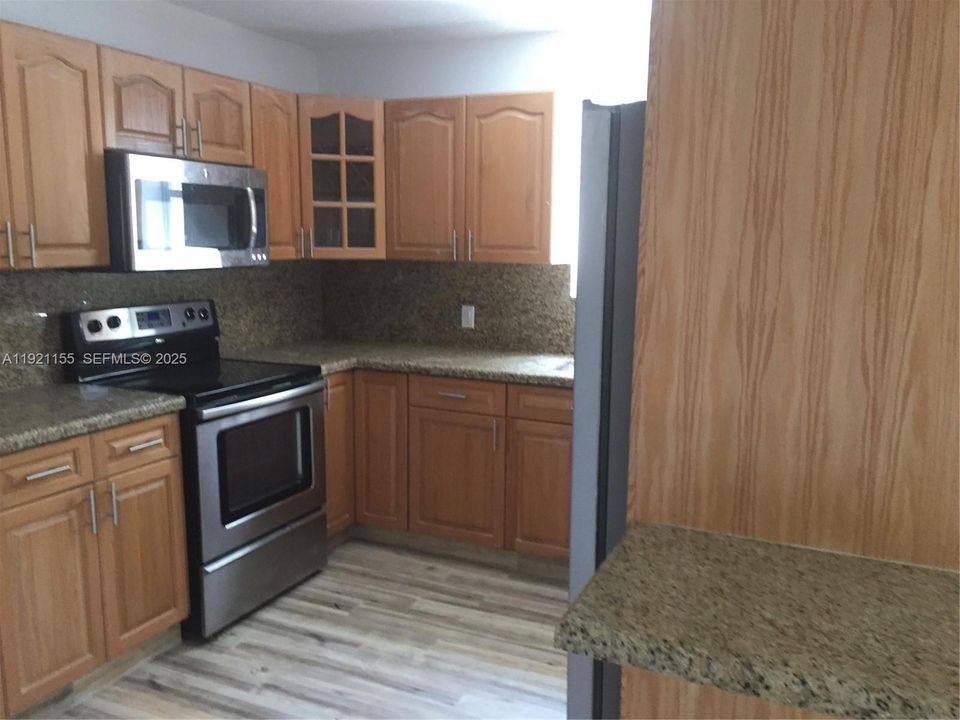 В аренду: $4,200 (3 спален, 3 ванн, 1269 Квадратных фут)