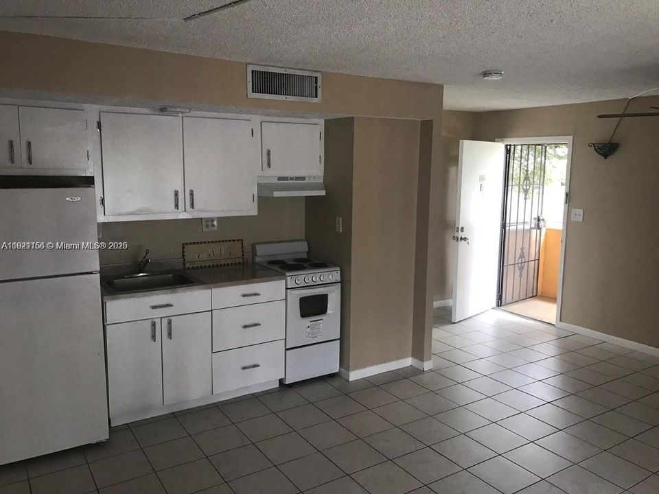 For Rent: $1,425 (1 beds, 1 baths, 450 Square Feet)
