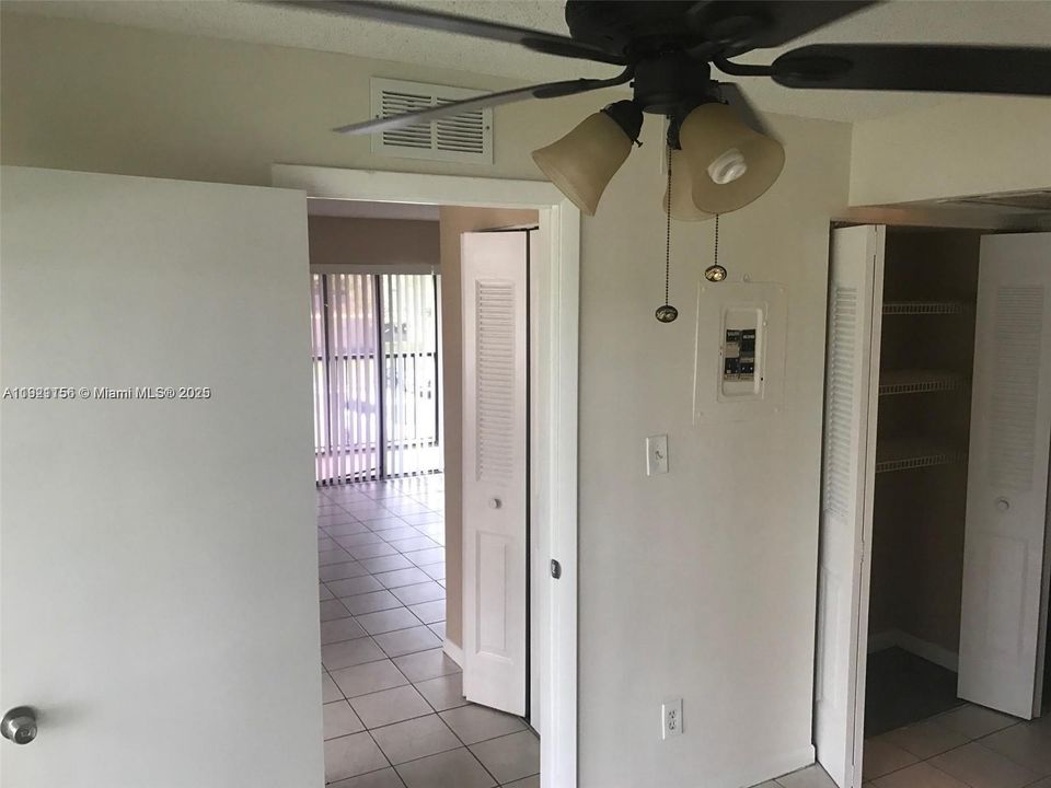 For Rent: $1,425 (1 beds, 1 baths, 450 Square Feet)
