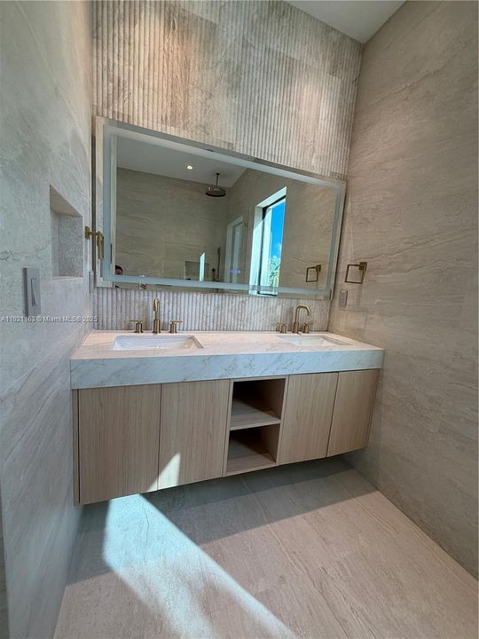 For Sale: $3,800,000 (5 beds, 5 baths, 3217 Square Feet)