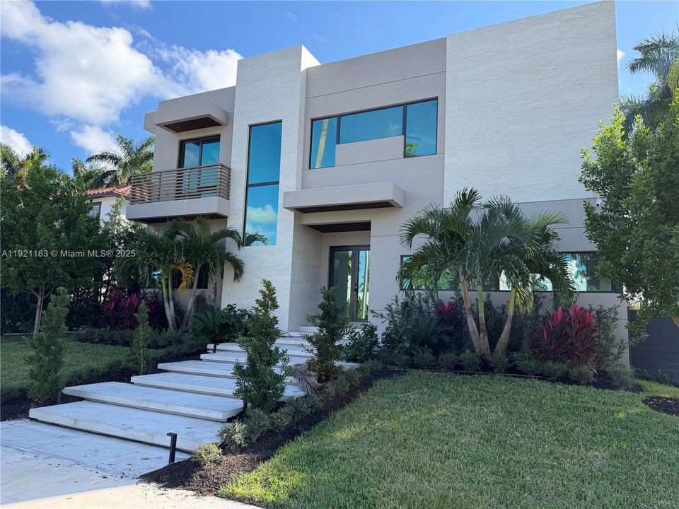 For Sale: $3,800,000 (5 beds, 5 baths, 3217 Square Feet)