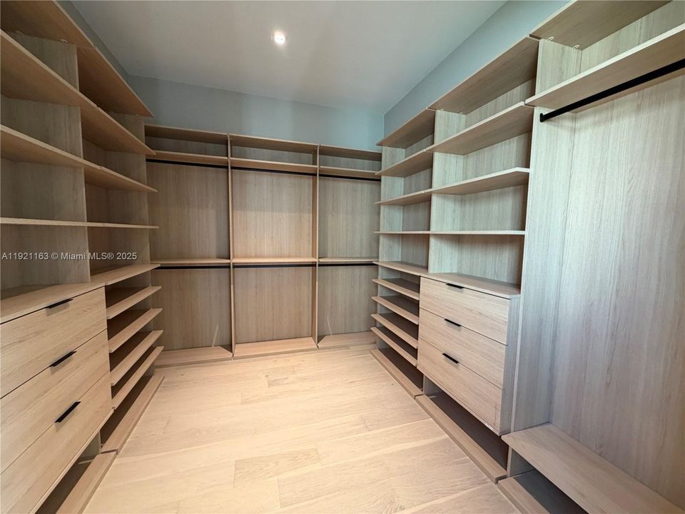 For Sale: $3,800,000 (5 beds, 5 baths, 3217 Square Feet)