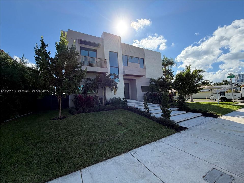 For Sale: $3,800,000 (5 beds, 5 baths, 3217 Square Feet)