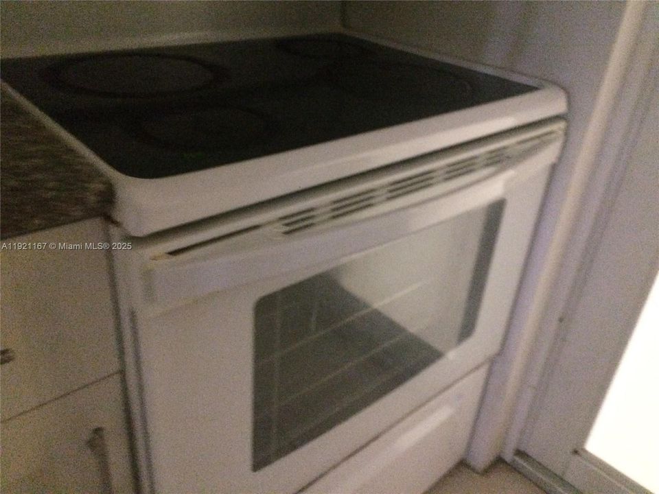 For Rent: $2,500 (1 beds, 1 baths, 608 Square Feet)