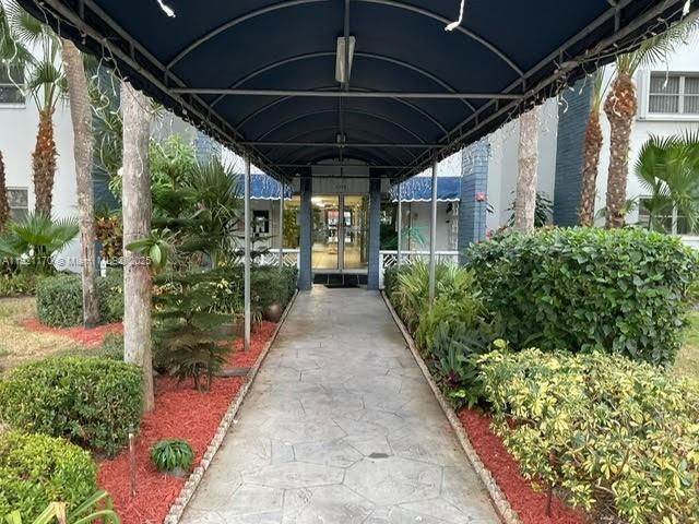 For Sale: $112,000 (1 beds, 1 baths, 928 Square Feet)