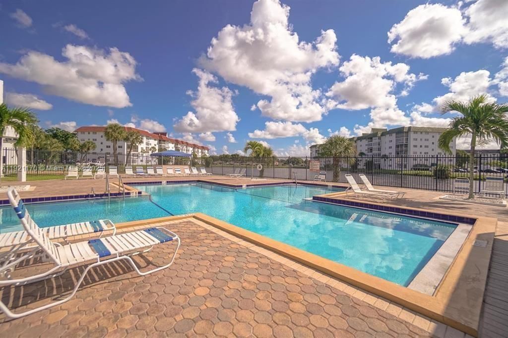 For Sale: $112,000 (1 beds, 1 baths, 928 Square Feet)