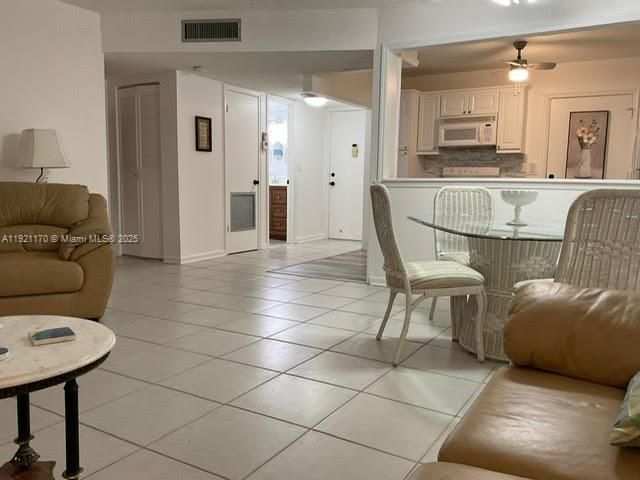 For Sale: $112,000 (1 beds, 1 baths, 928 Square Feet)